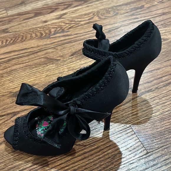 Betsy Johnson peep toe heels Sz 6 with side ties - Picture 3 of 7